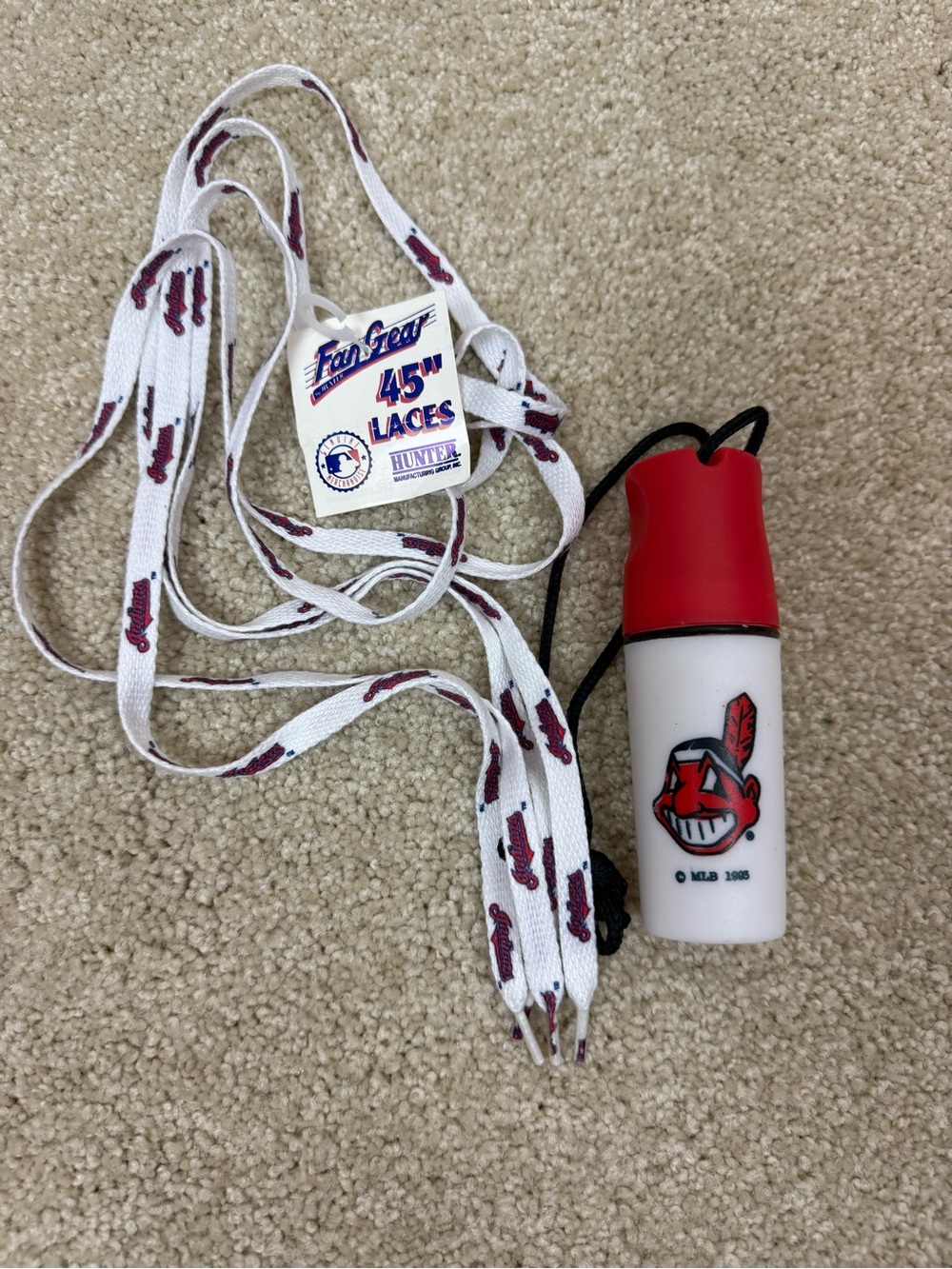 VINTAGE | 90’s Cleveland Indians Guardians MLB shoelaces & necklace Chief wahoo